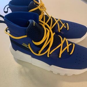 Boys (big boys) size 7 under armour shoes